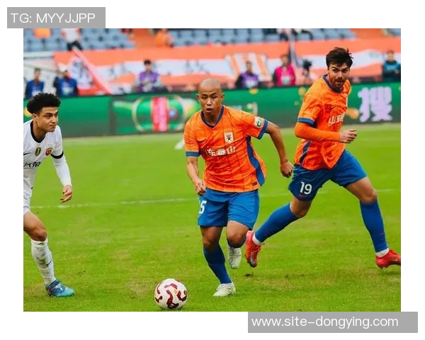 马德鲁加重返巴西踢野球并向市长赠送泰山球衣传递友谊与热情