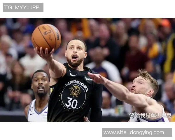 布克称赞第二阵容防守表现认为马克西在场上难以应对 布克称赞第二阵容防守表现认为马克西在场上难以应对